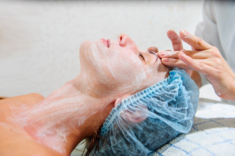Wodorowe oczyszczanie twarzy – jak przebiega zabieg?